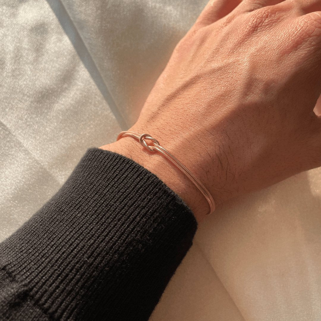 WW | Minimalist Love Knot Bangle