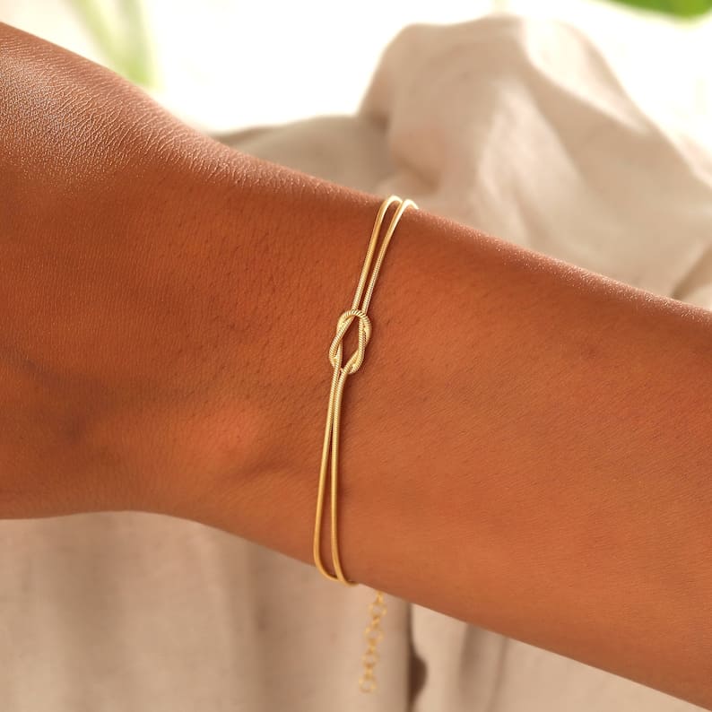 WW | Minimalist Love Knot Bangle