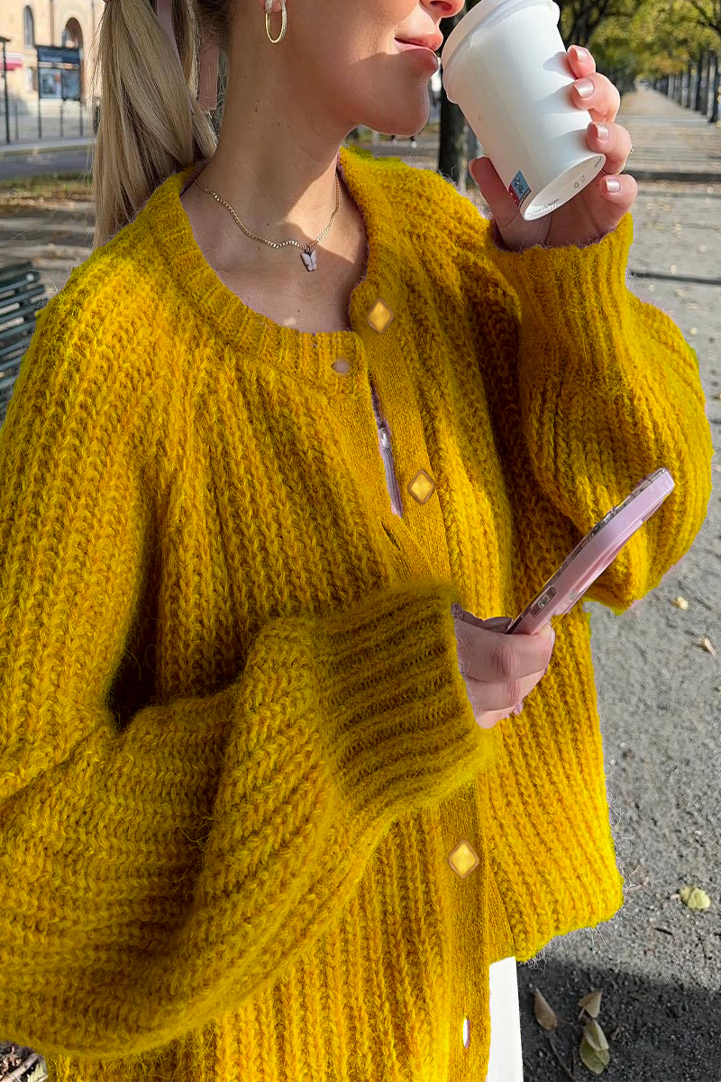 WW | Casual knit sweater with buttons and round neckline. Outerwear