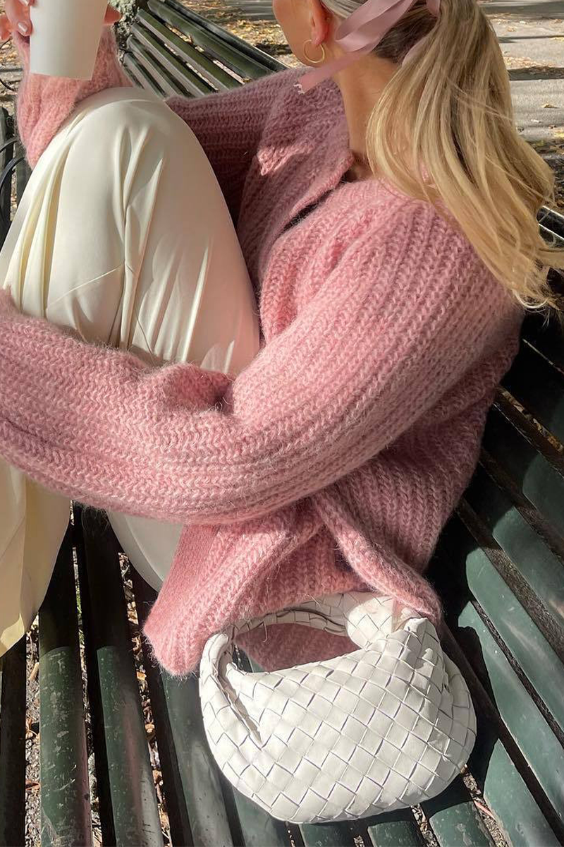 WW | Casual knit sweater with buttons and round neckline. Outerwear