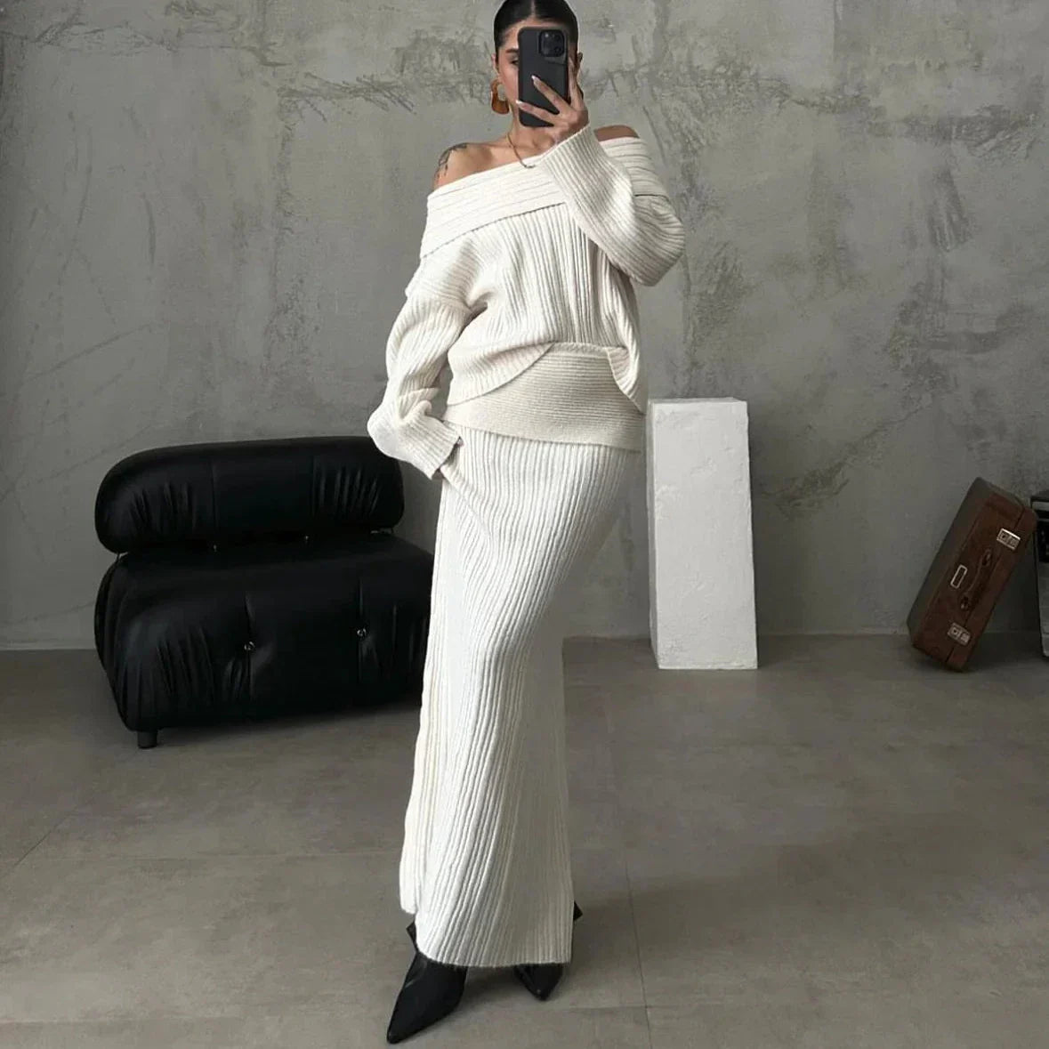 WW | Elegantes Satz Aus Schulterfreiem Pullover und Tailliertem Strickrock