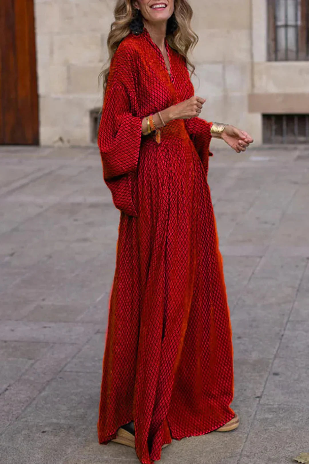 Gemma – Maxikleid mit langen Ärmeln, V-Ausschnitt und geometrischem Muster