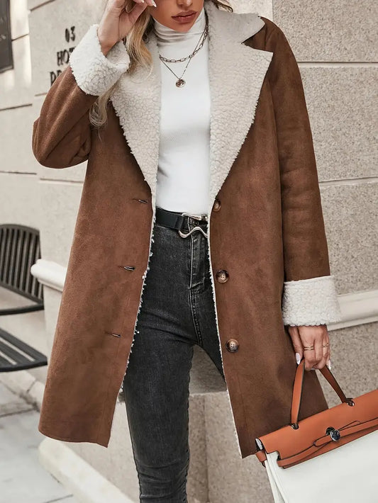 Woven, elegant coat with button closure