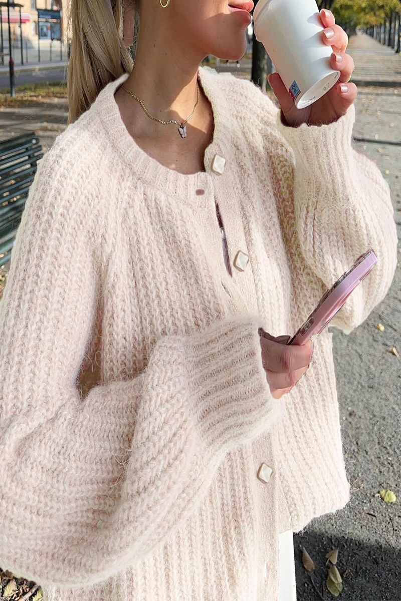 WW | Casual knit sweater with buttons and round neckline. Outerwear