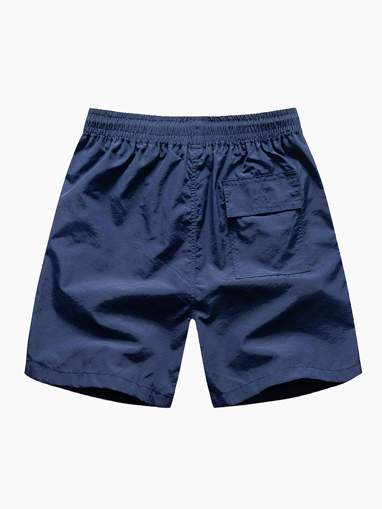 Hemd mit tropischem Blumenmuster und Badehose mit Knopfleiste