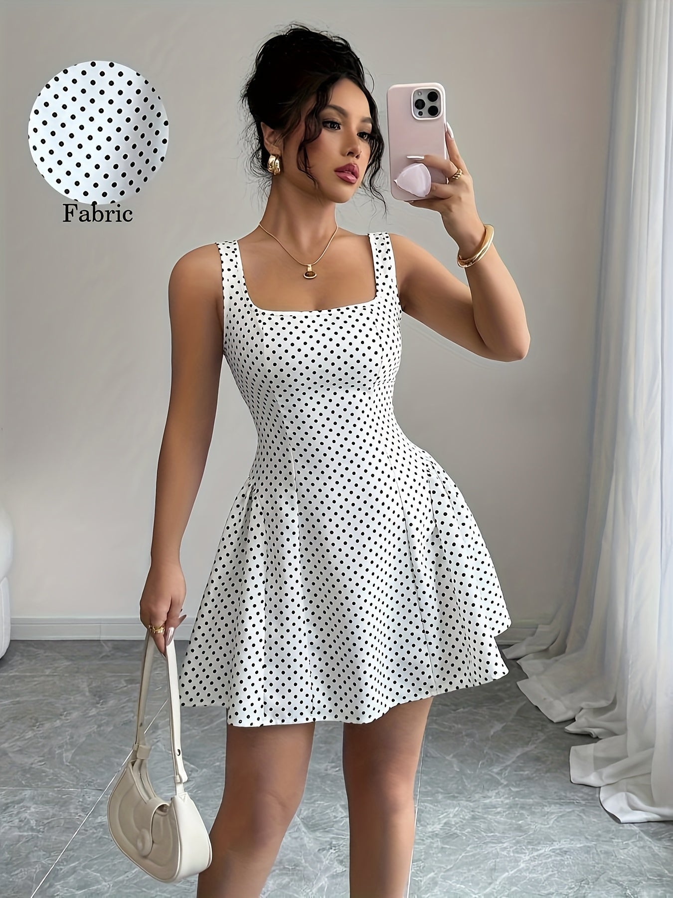 Elegantes Kurzarmkleid mit Polka-Dots und quadratischem Ausschnitt.