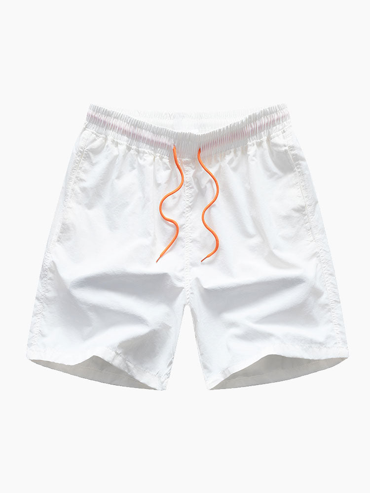 Hemd mit Palmenmuster und Badehose mit Knopfleiste