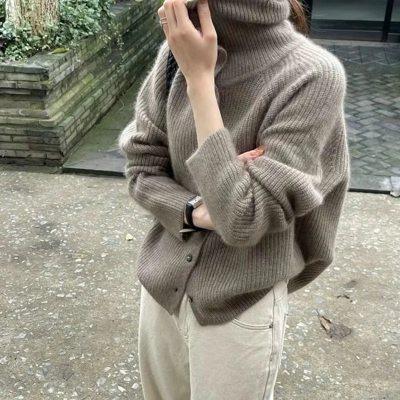 WW | Cosy knitted turtleneck sweater with buttons