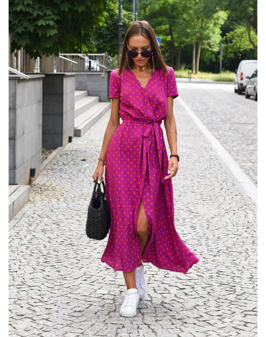 Maxikleid mit Punkten – Luftiges Kleid mit V-Ausschnitt, Bindegürtel & Schlitz