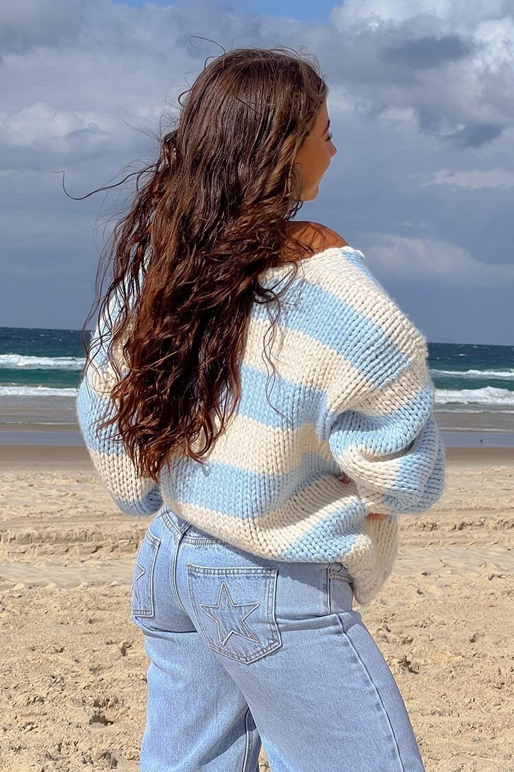 WW | Kuscheliger schulterfreier gestreifter Strickpullover für herbstliche Lagenlooks