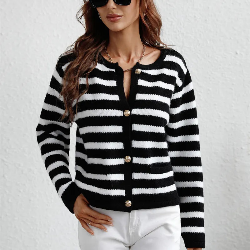 WW | Cosy chunky knit sweater with button placket and side pockets