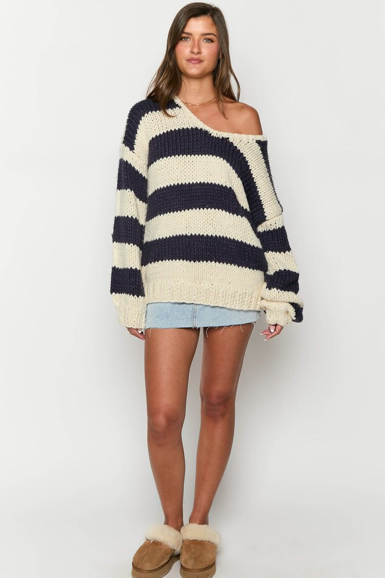WW | Kuscheliger schulterfreier gestreifter Strickpullover für herbstliche Lagenlooks