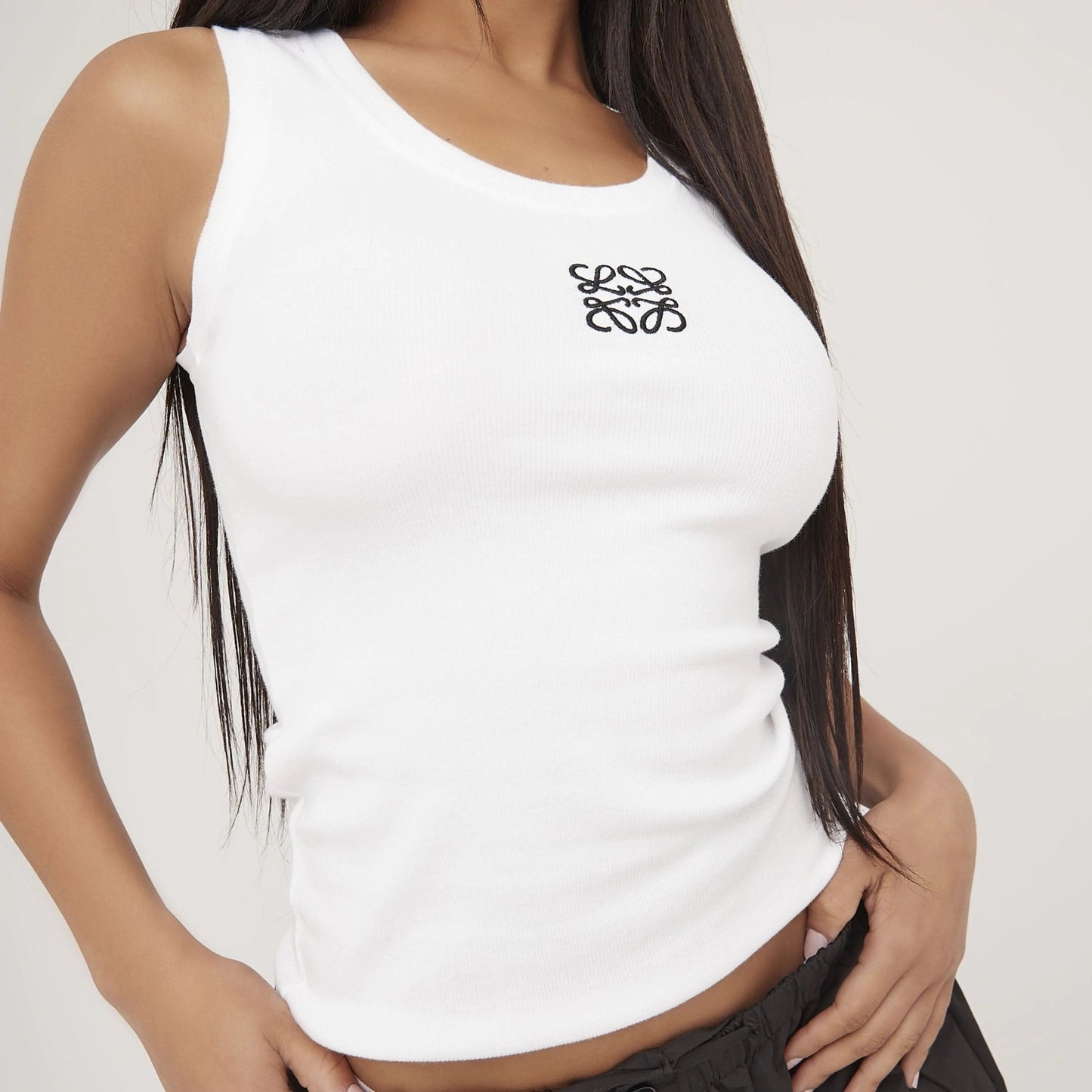 WW | Ribbed tank top with delicate embroidery