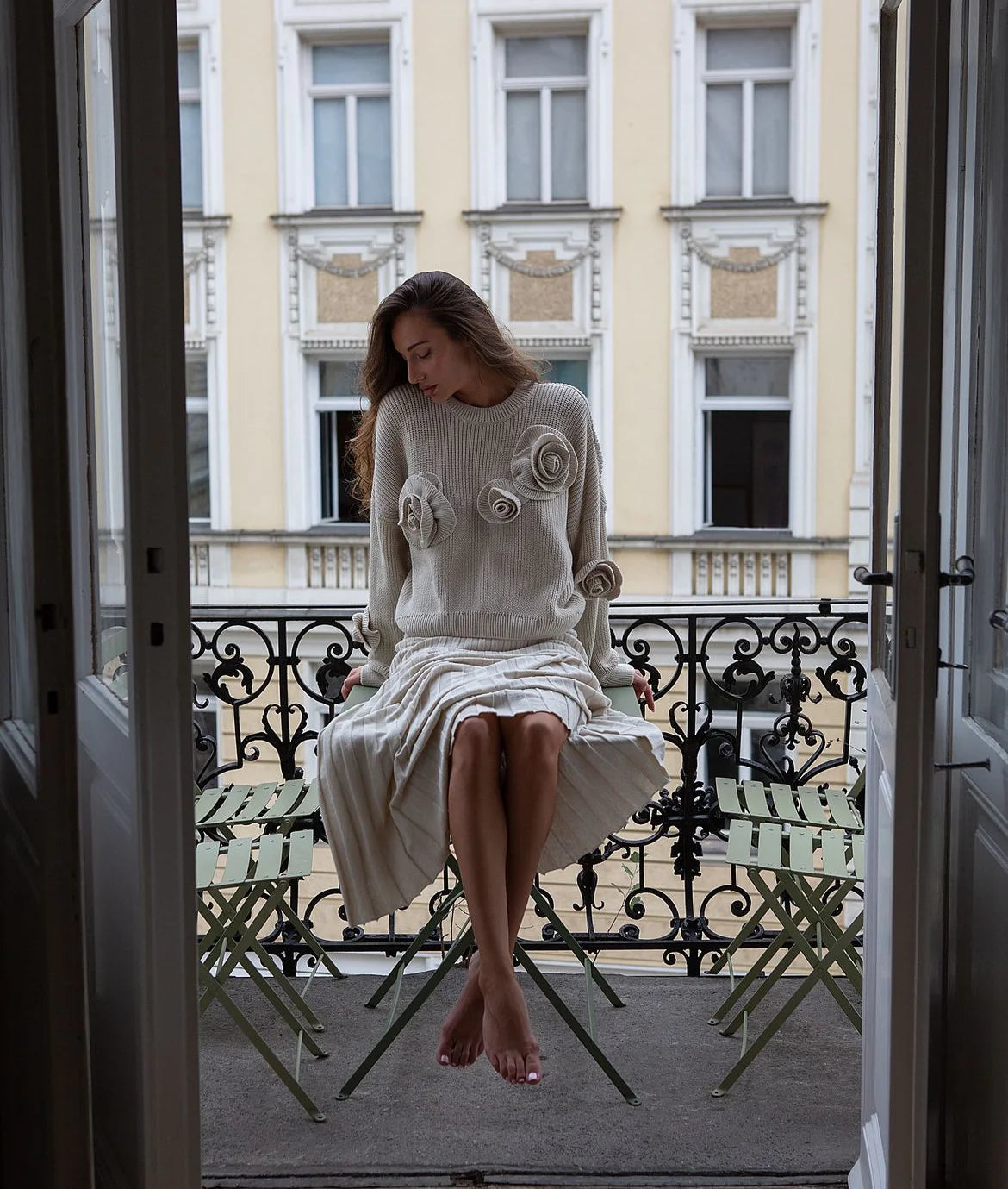 WW | Cosy 3D rose knit sweater with a relaxed fit