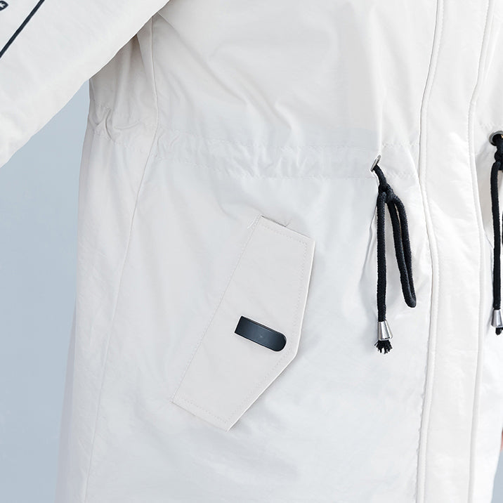 WW | weißer Parka Locker sitzende Kapuzenjacke mit Pelzkragen Buchstaben gesteppter Mantel Lässige Taillenbindung Taschen Baumwollmäntel