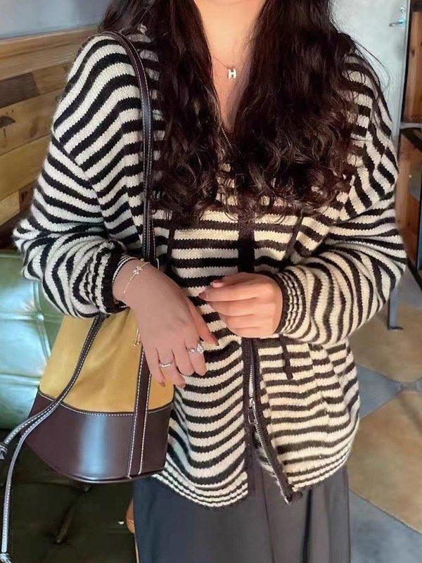 WW | Hooded Gestreifter Langarmstrickstrickjacke