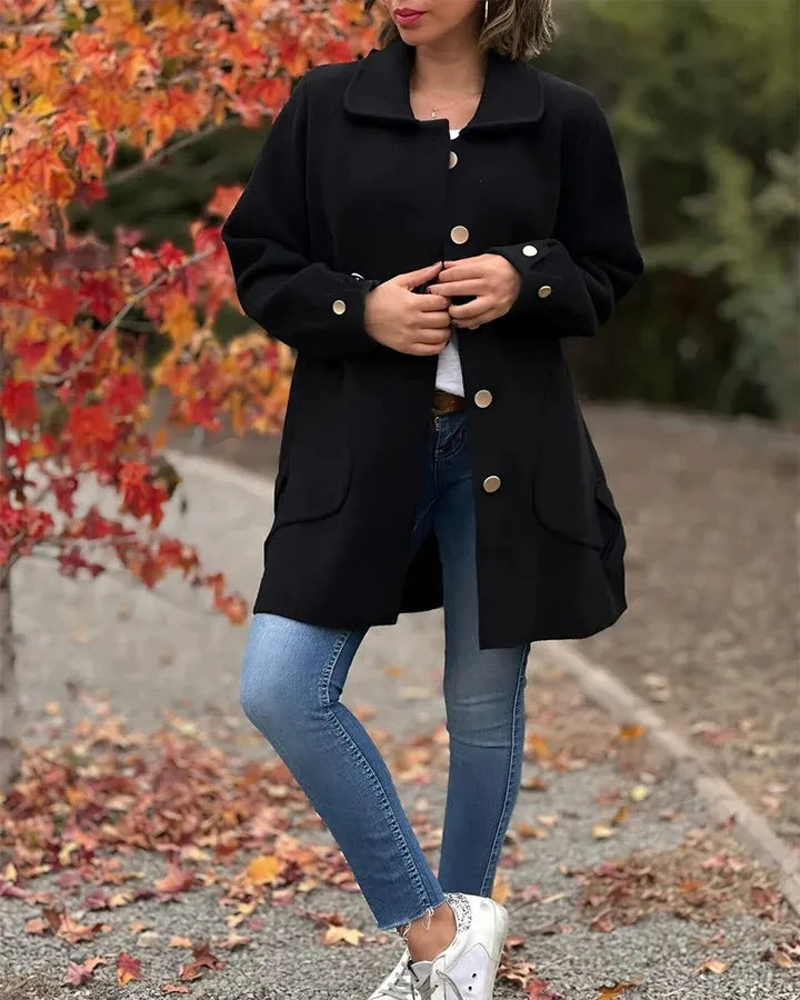 WW | Made from wool Relaxed fit Mid-length Button closure Large pockets