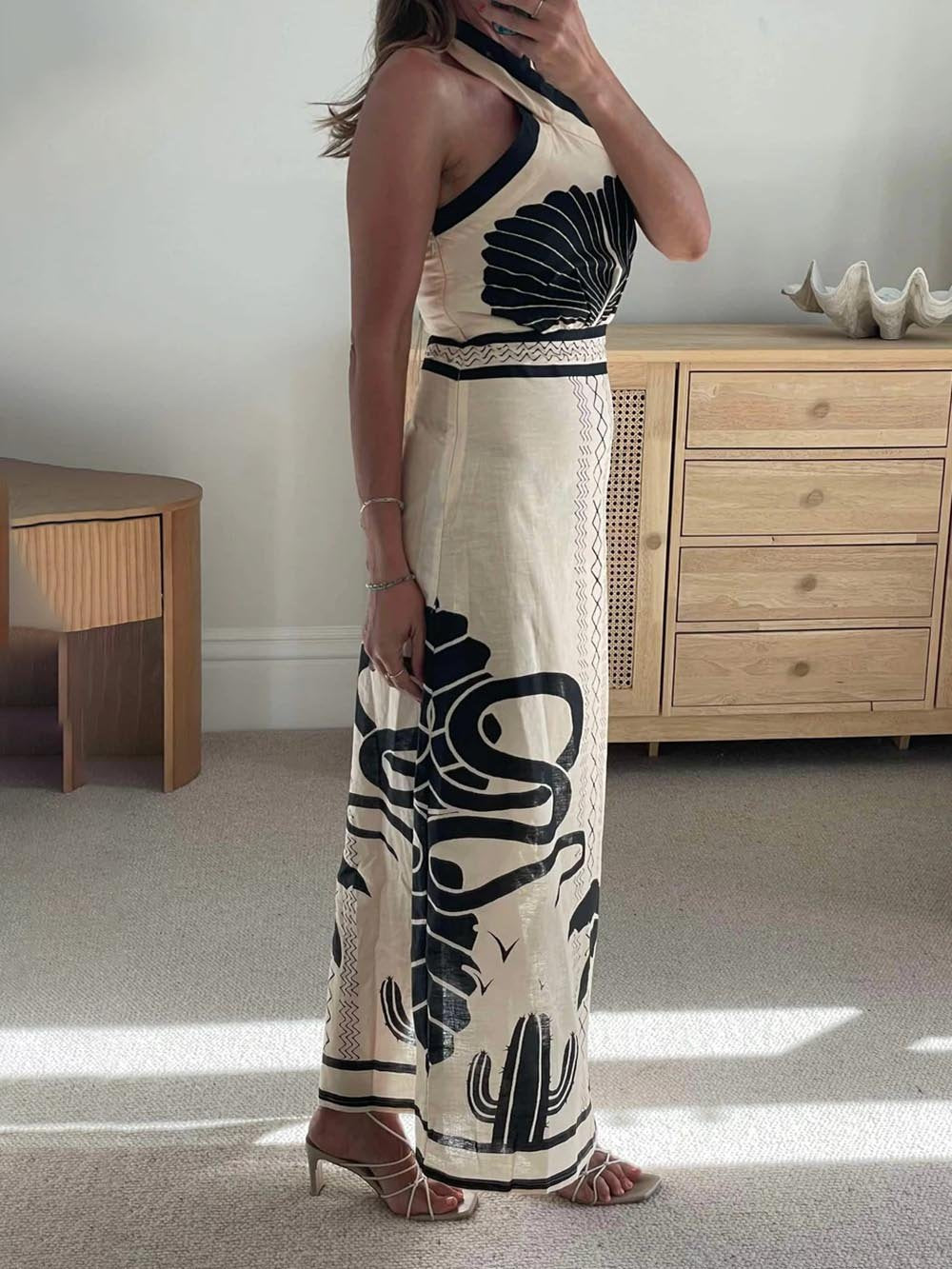 Elegantes und sexy Maxikleid mit ethnischem Print, schmaler Passform und Halterneck