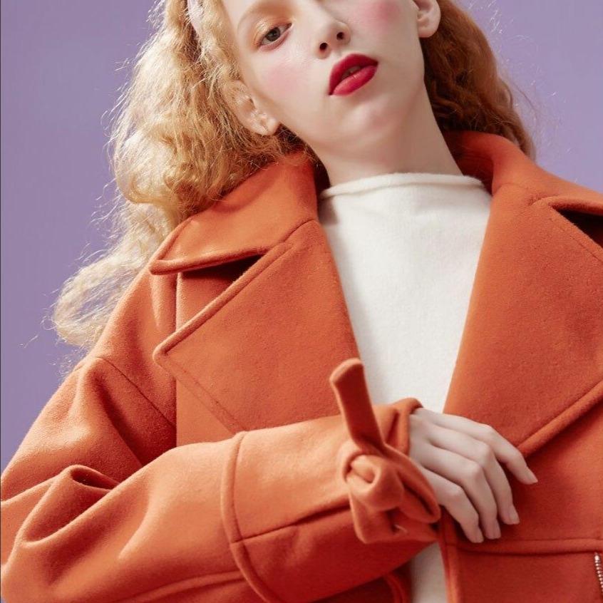 WW | Short women's coat with cuffs on the sleeves
