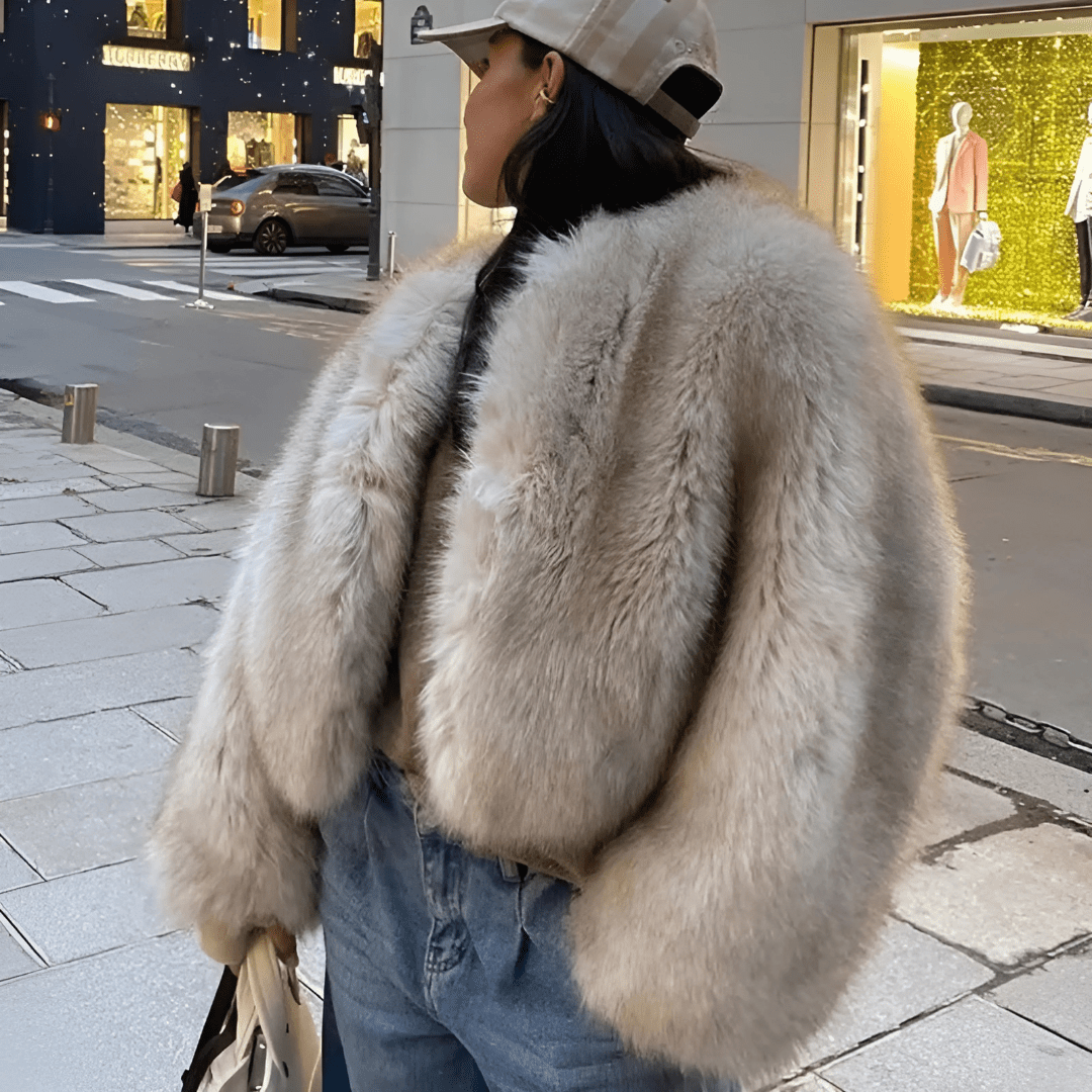 WW | Kurze Jacke aus schwarzem, glamourösem und gewagtem Kunstfell