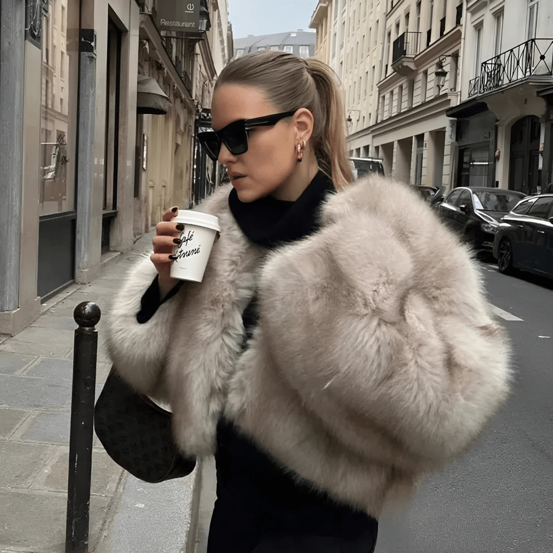 WW | Kurze Jacke aus schwarzem, glamourösem und gewagtem Kunstfell
