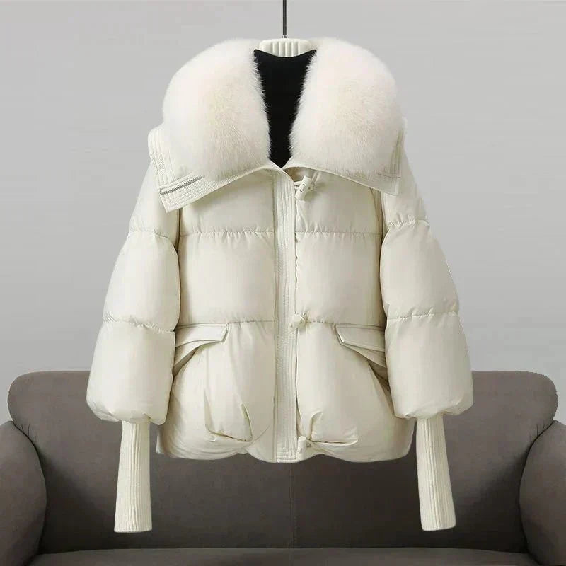 WW | Kurze schwarze Daunenjacke mit elegantem und ultra warmem Pelzkragen