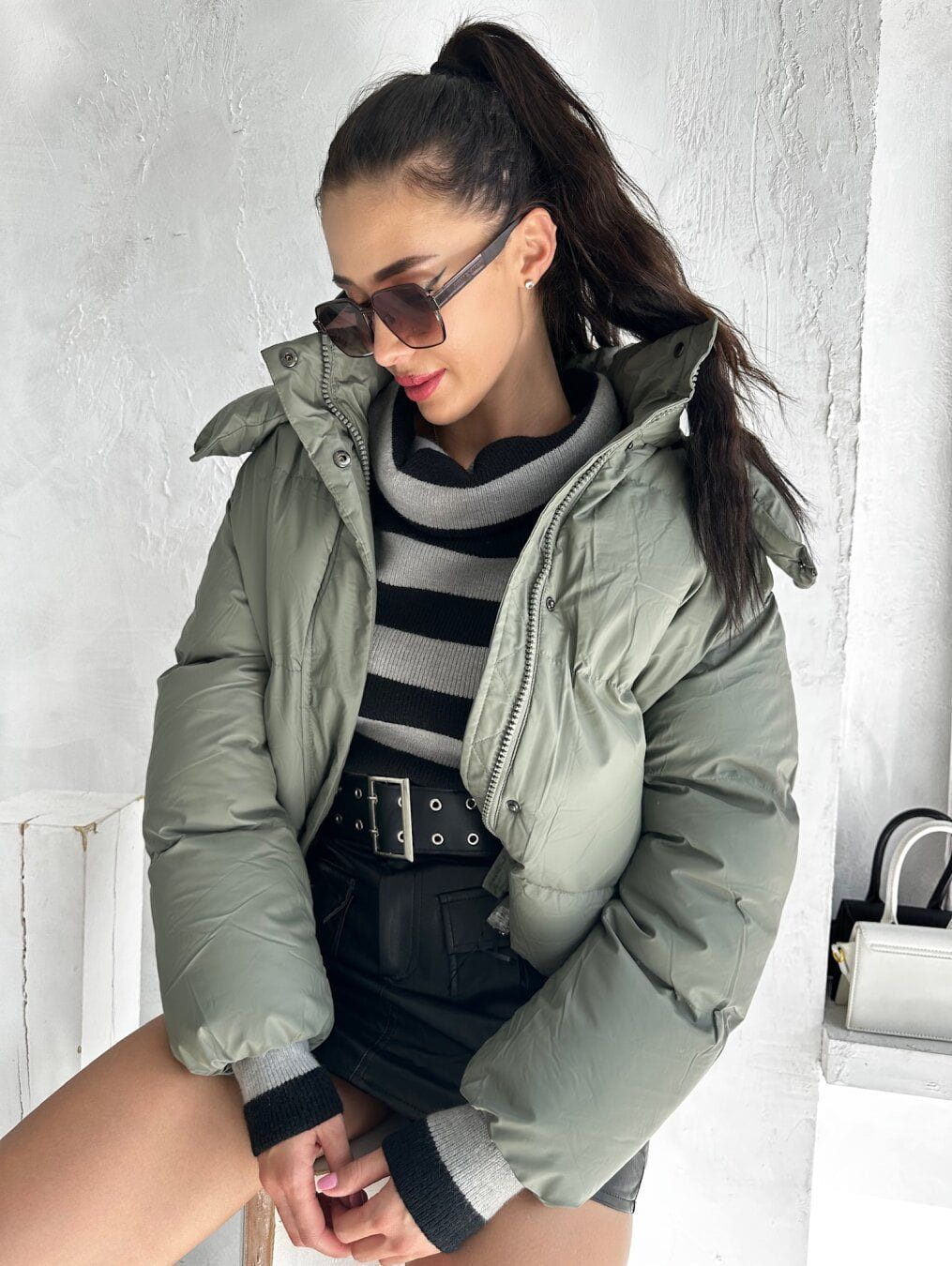 WW | Kurze Steppjacke mit Kapuze in hellem Khaki, warm und trendig