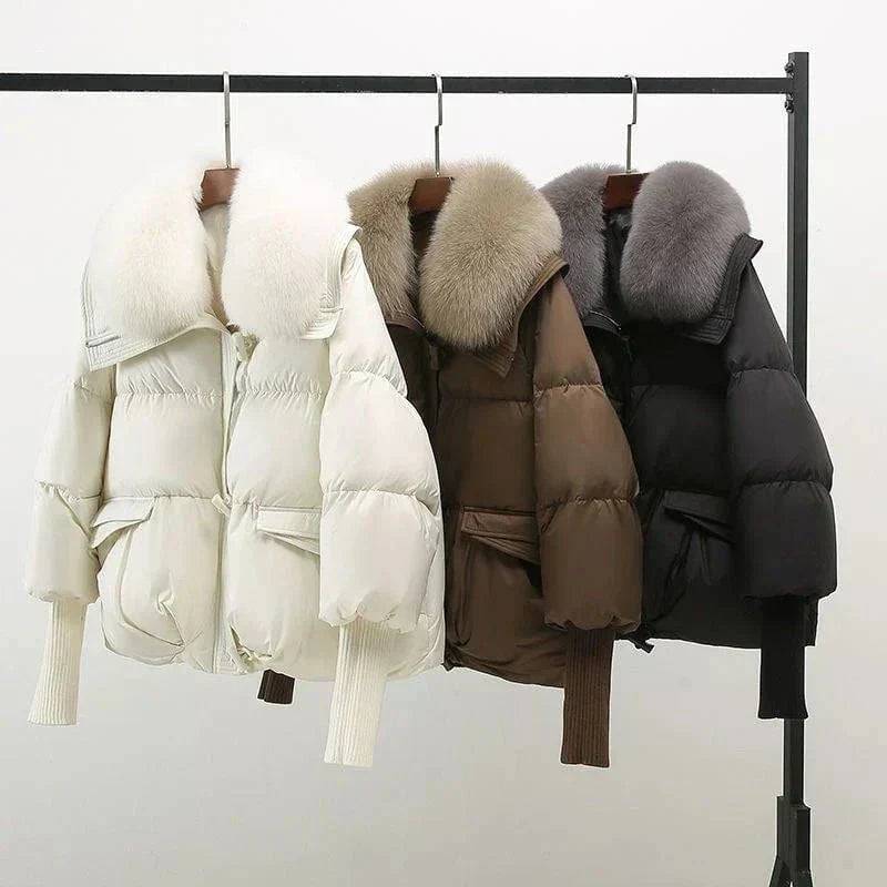 WW | Kurze schwarze Daunenjacke mit elegantem und ultra warmem Pelzkragen