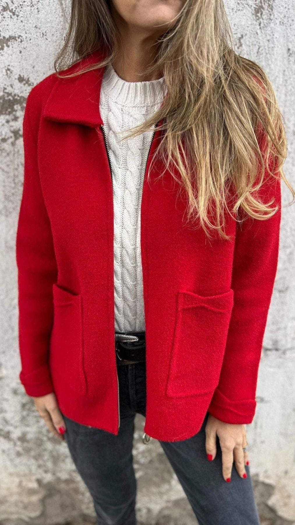 WW | Kurze Jacke aus lebhaftem rotem Wolle, dynamisch und komfortabel