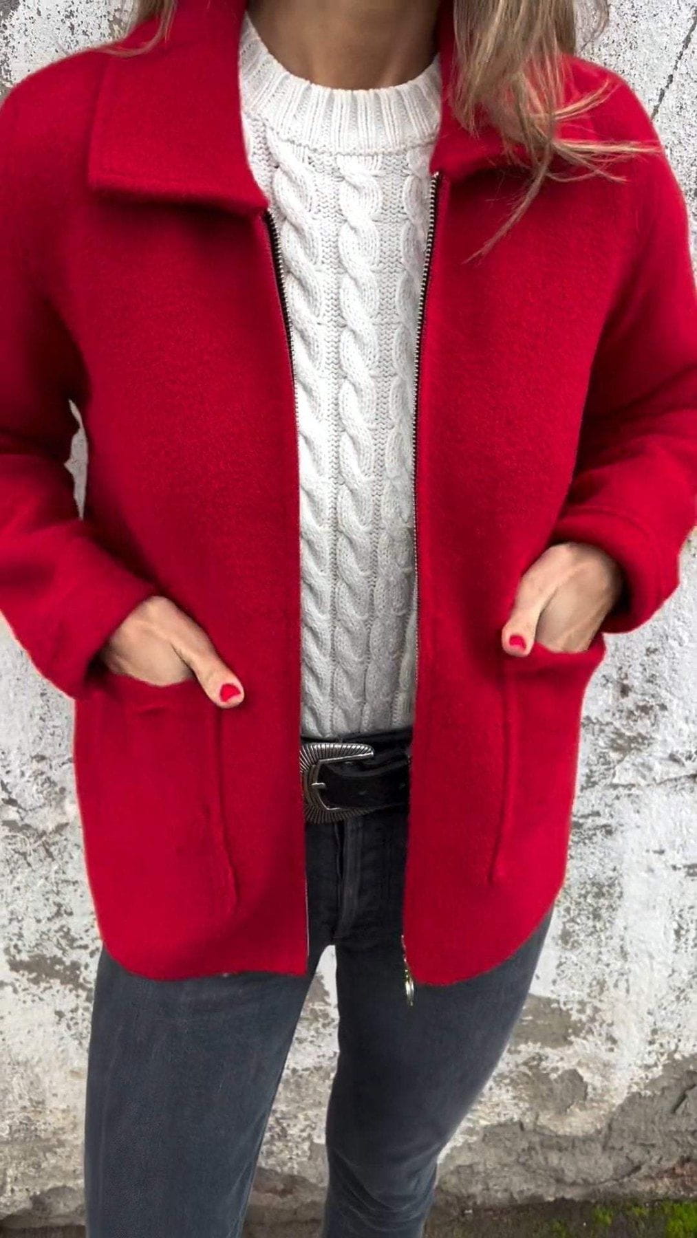 WW | Kurze Jacke aus lebhaftem rotem Wolle, dynamisch und komfortabel