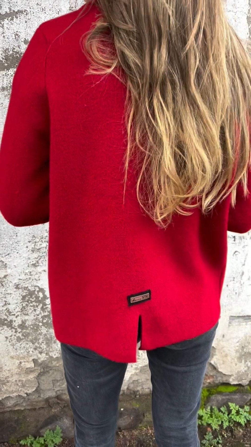 WW | Short jacket in vibrant red wool, dynamic and comfortable