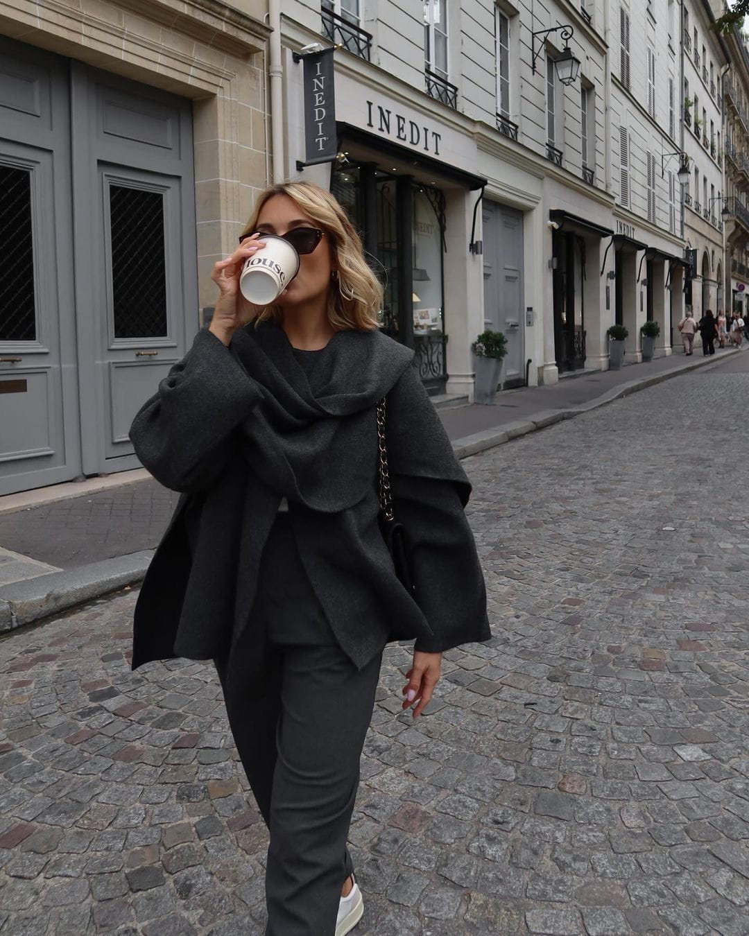 WW | Asymmetrisch Drapierter Mantel Minimalistische Eleganz Komfort und Stil