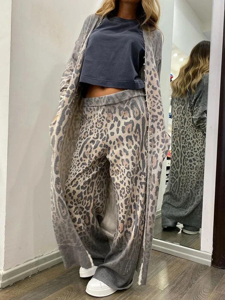 WW | Lässiges Ensemble aus langer Jacke und weitem Hosen mit Leopardenmuster