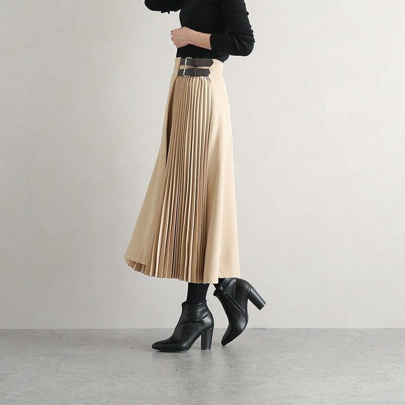 Pleated skirt with pleat
