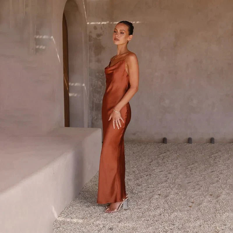 WW | Zeitloses Satinkleid Mit Offenem Rücken Und Elegantem Design