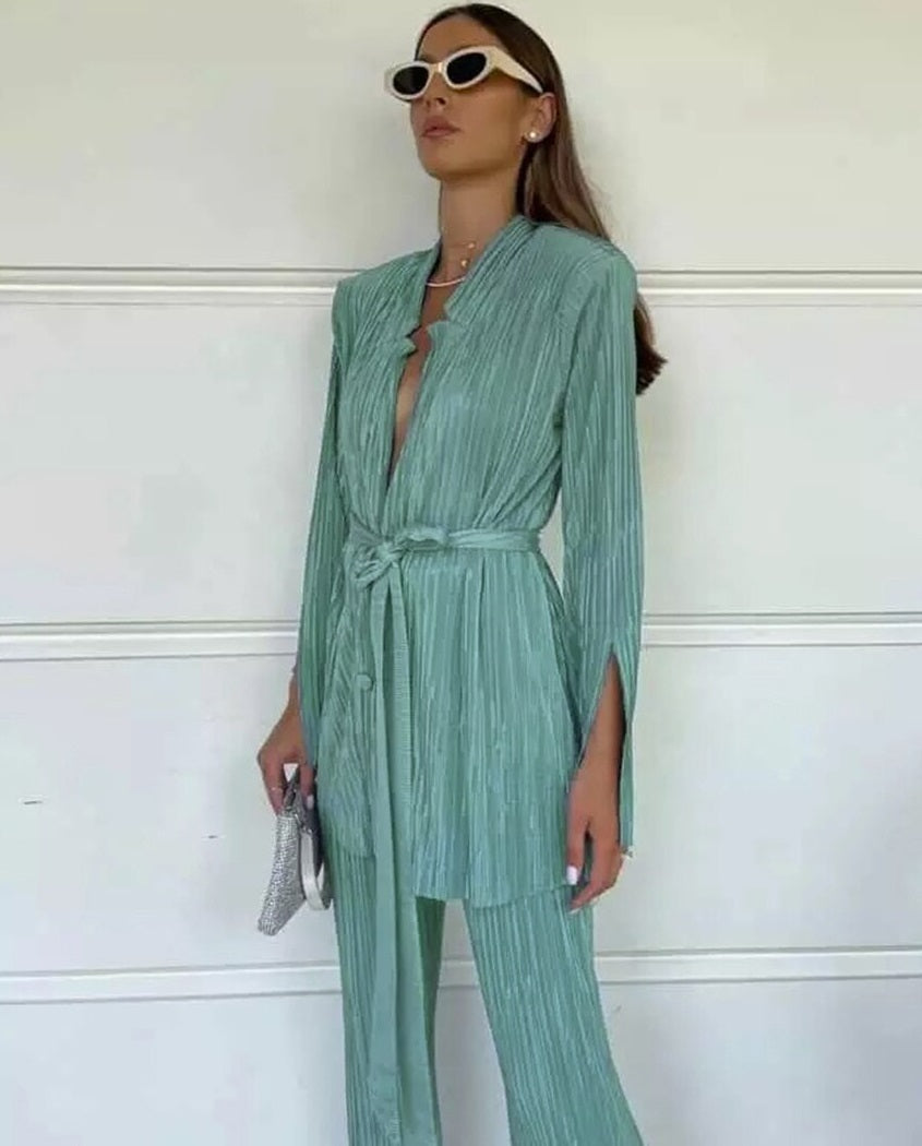 WW Women's Set | Elegant 2-piece Women's Set with Pleated Trousers and Bodycon Blazer