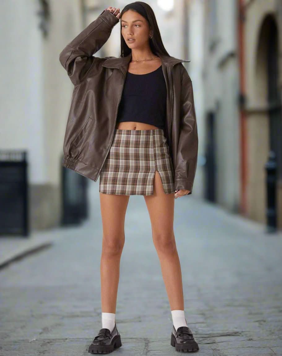 WW | braun leder oversize mit schwarzem schlichtem top und kariertem minirock für frauen